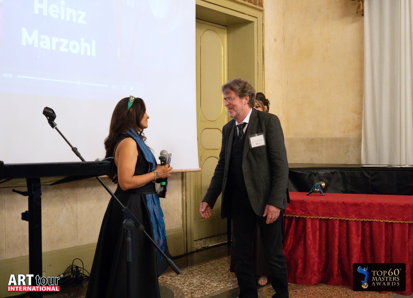 Viviana Puello presents Heinz Marzohl, Artist of the Year 2025, at the ceremony in Ferrara